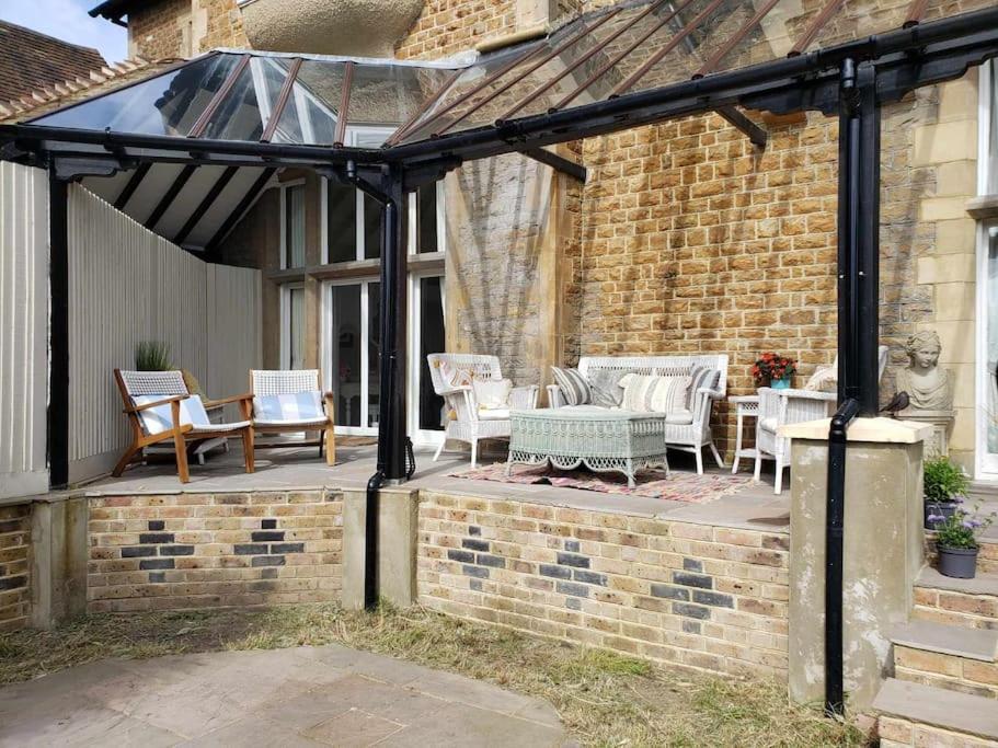 3 Bedroom 3 Bathroom Ground Floor Condo With Veranda Reigate Exteriör bild