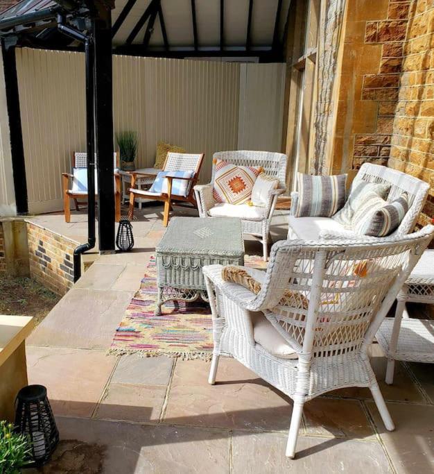 3 Bedroom 3 Bathroom Ground Floor Condo With Veranda Reigate Exteriör bild
