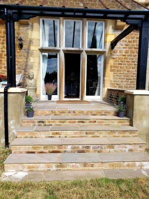 3 Bedroom 3 Bathroom Ground Floor Condo With Veranda Reigate Exteriör bild