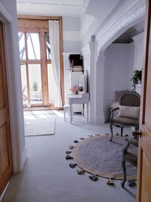 3 Bedroom 3 Bathroom Ground Floor Condo With Veranda Reigate Exteriör bild